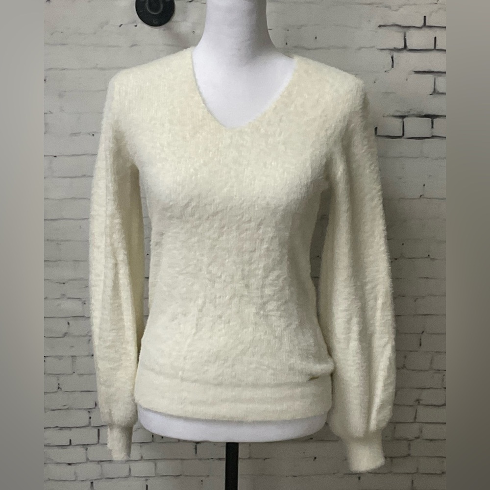 TTahari Knit Sweater Women White Soft And Warm Top V Neck Long Sleeve Sz S
